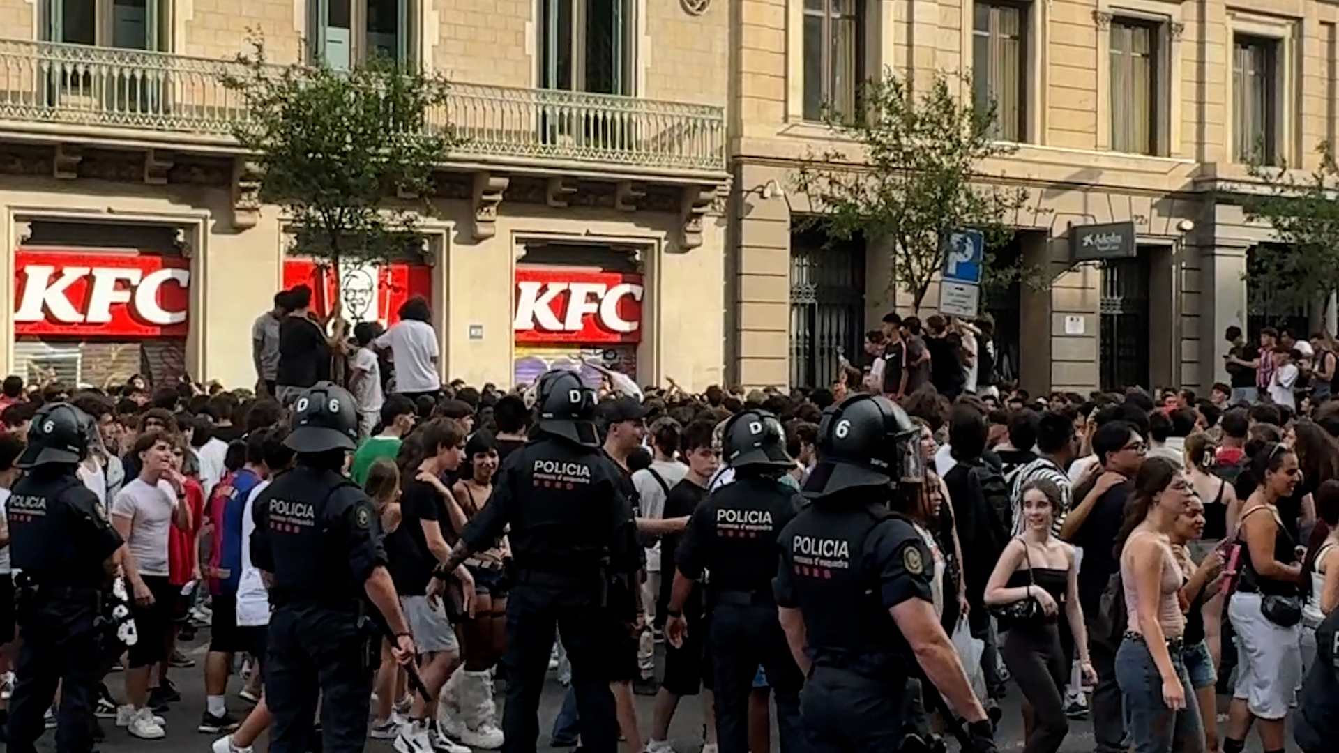 Hundreds gathered as Tiktoker Don Pollo visited a fast food restaurant in the center of Barcelona