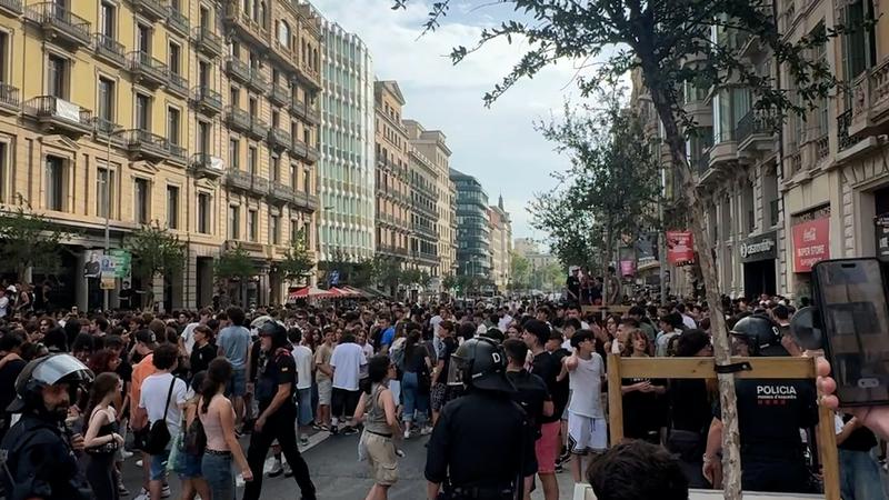 Hundreds block traffic in Pla&ccedil;a Catalunya over <strong>TikToker&#39;s</strong> restaurant visit