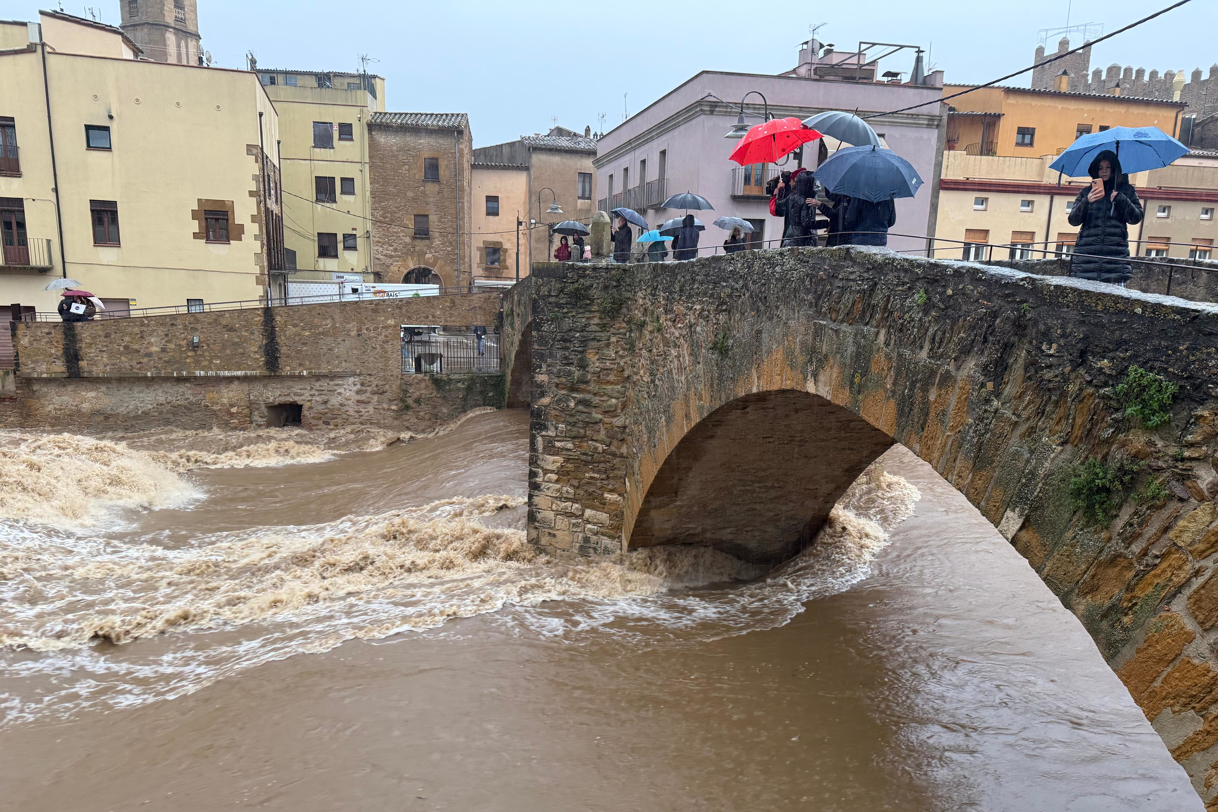 The Daró river crossing the Pont Vell old bridge at La Bisbal d'Empordà on January 20, 2026, during a torrential storm
