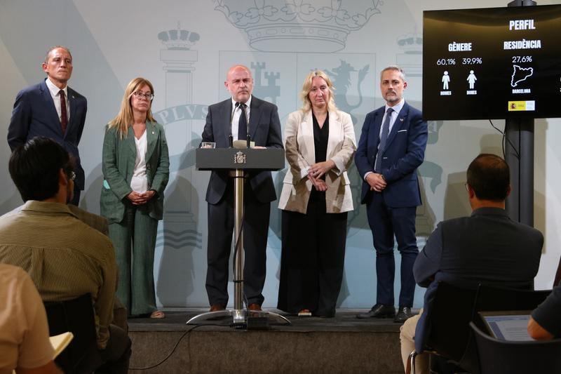 The Spanish government delegate, Carlos Prieto, presenting Catalan statistics to the press.