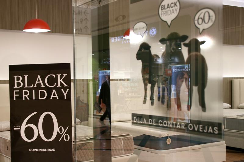 A store in Barcelona offers around 60% discount, coinciding with Black Friday