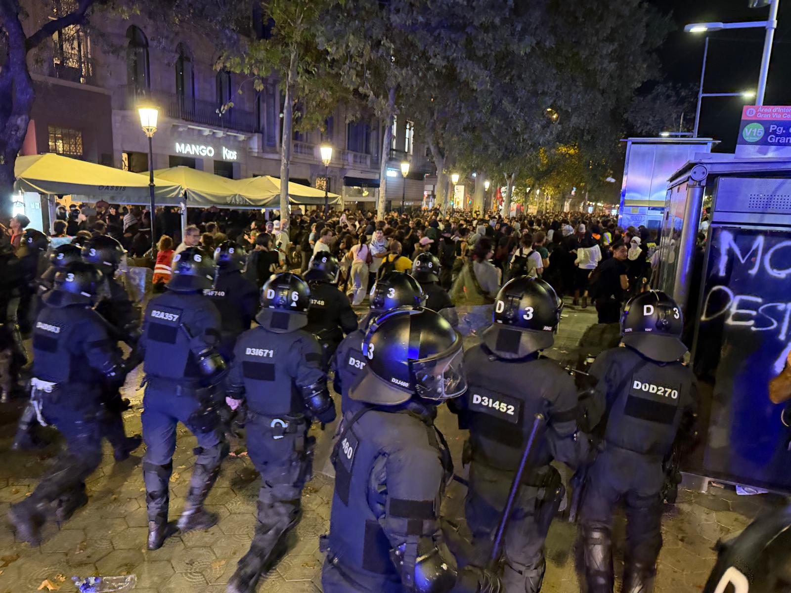 Mossos d'Esquadra police charge against housing protesters on La Rambla