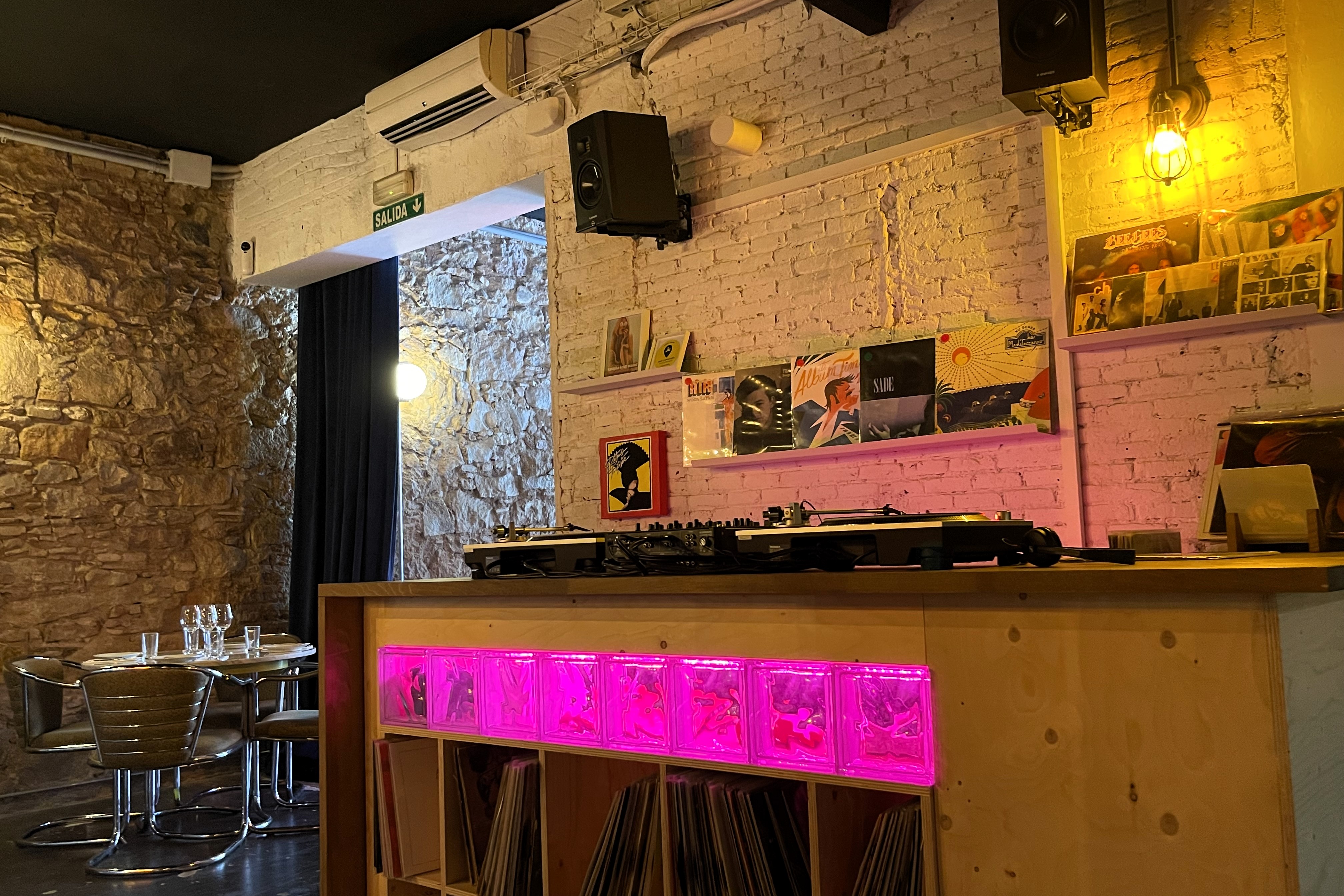 The Amateur bar in Barcelona offers natural wine and vinyl music