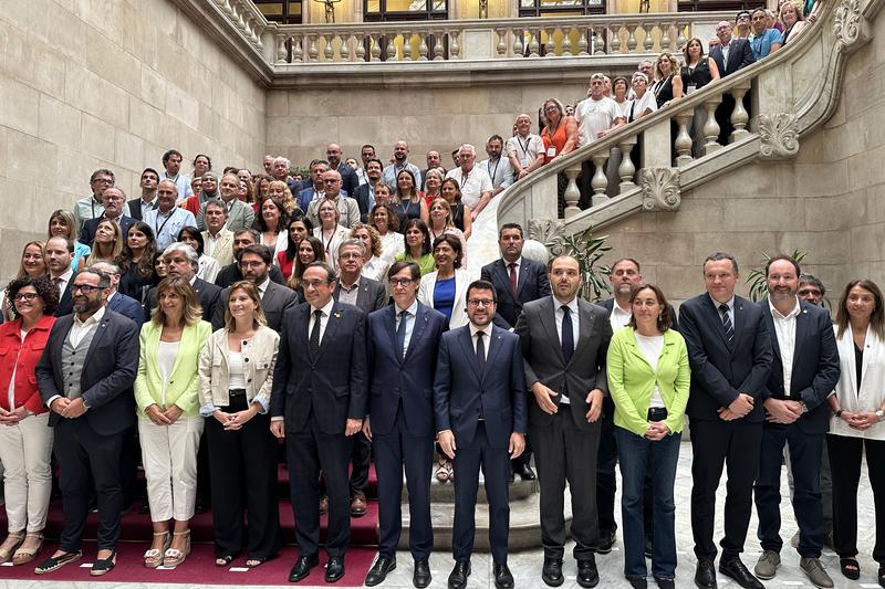 Group photo in the Catalan parliament of MPs and community representatives celebrating the approval of the Statute of Rural Towns