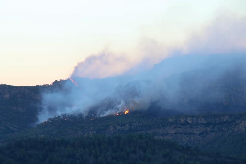 The forest fire burning in Cabacés