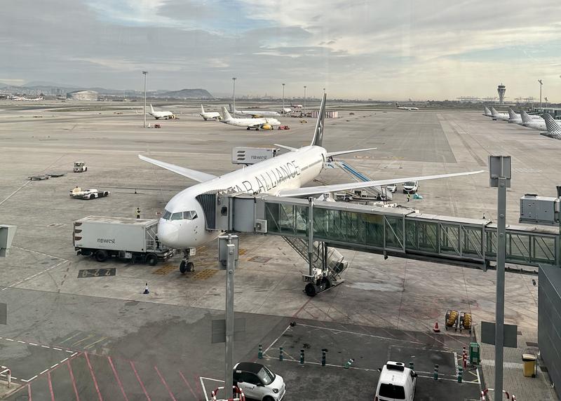 A Star Alliance plane flown by United Airlines is connected to Barcelona airport's finger on December 29, 2022 ahead of departure