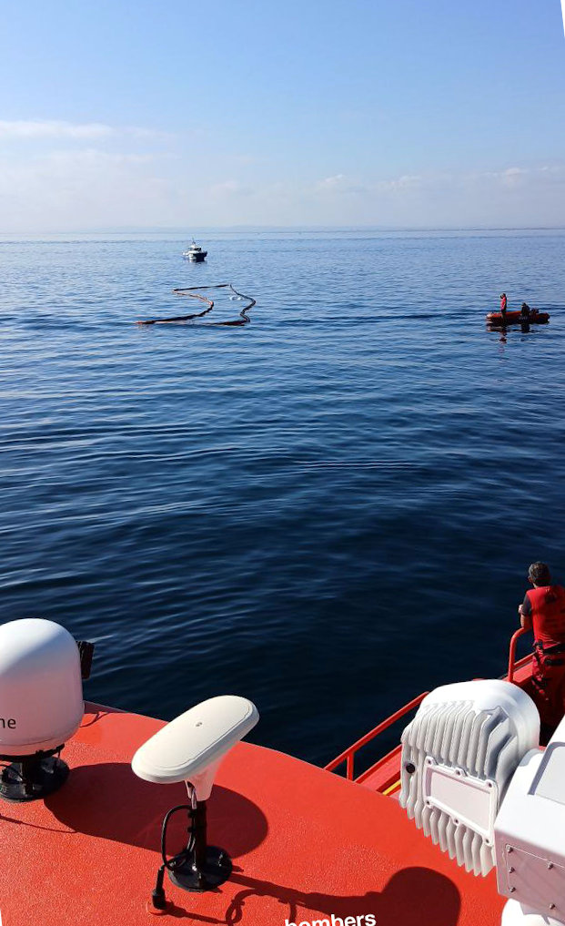 Image of the perimeter barrier to contain the fuel leak from the sunken fishing boat in Roses