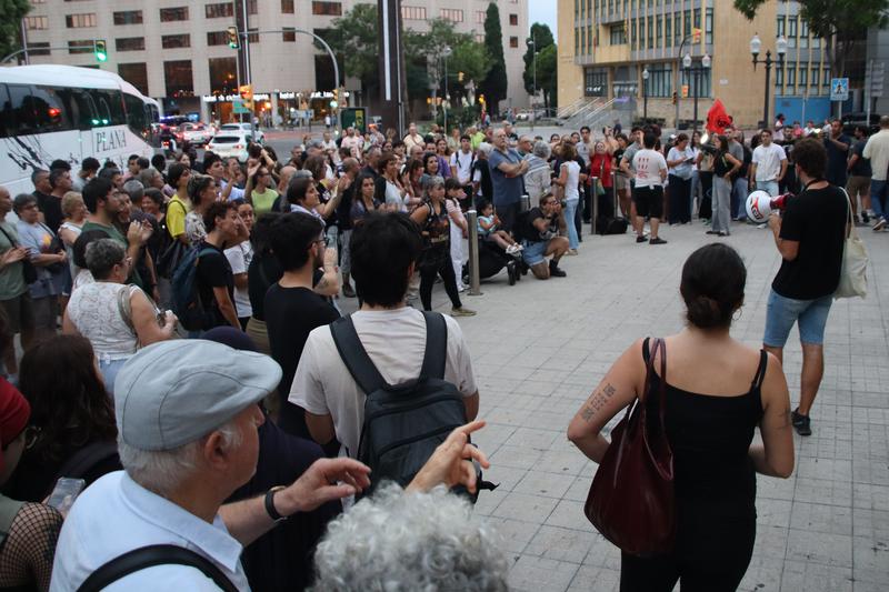 Unes 150 persones reclamen el dret a un habitatge "gratuït, universal i de qualitat" sota a la pluja a Tarragona