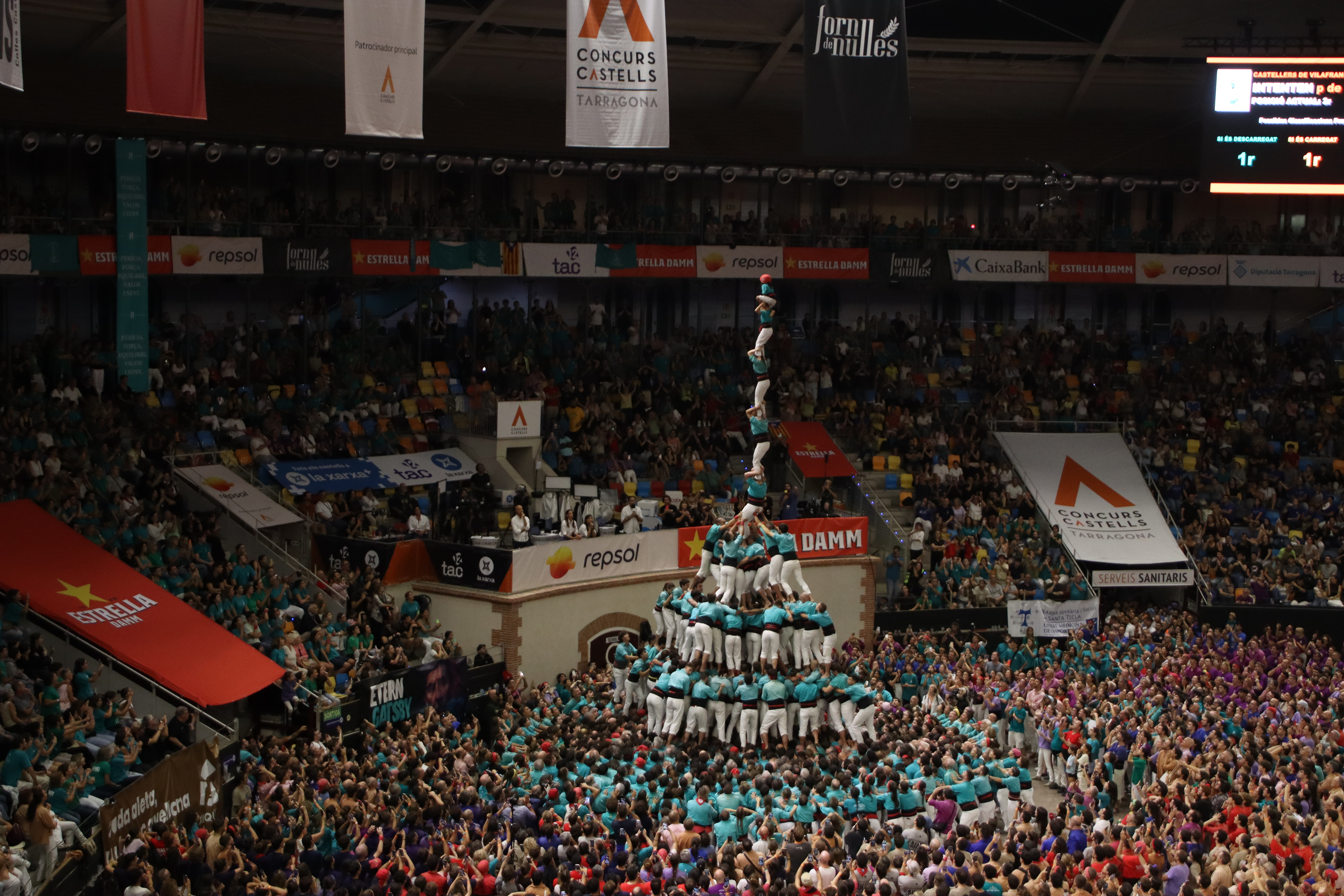 Attempt at a pilar de 9 amb folre by the Castellers de Vilafranca during the third round of the 30th Tarragona Human Tower Competition.