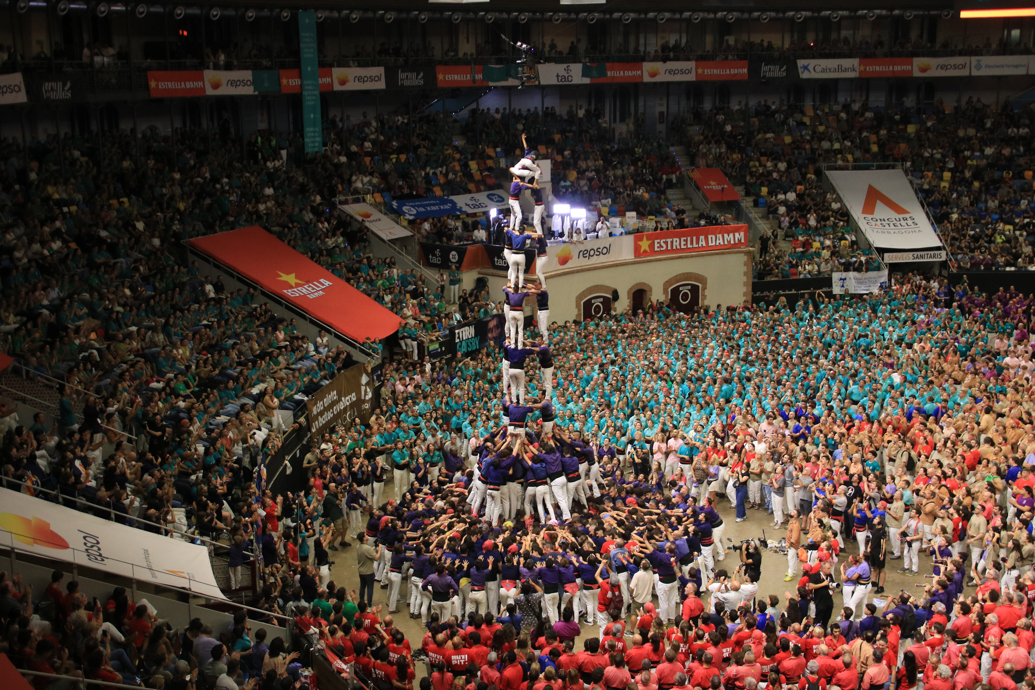 Completion of the 3 de 9 amb folre by the Capgrossos de Mataró in the third round of the 30th Tarragona Human Tower Competition.