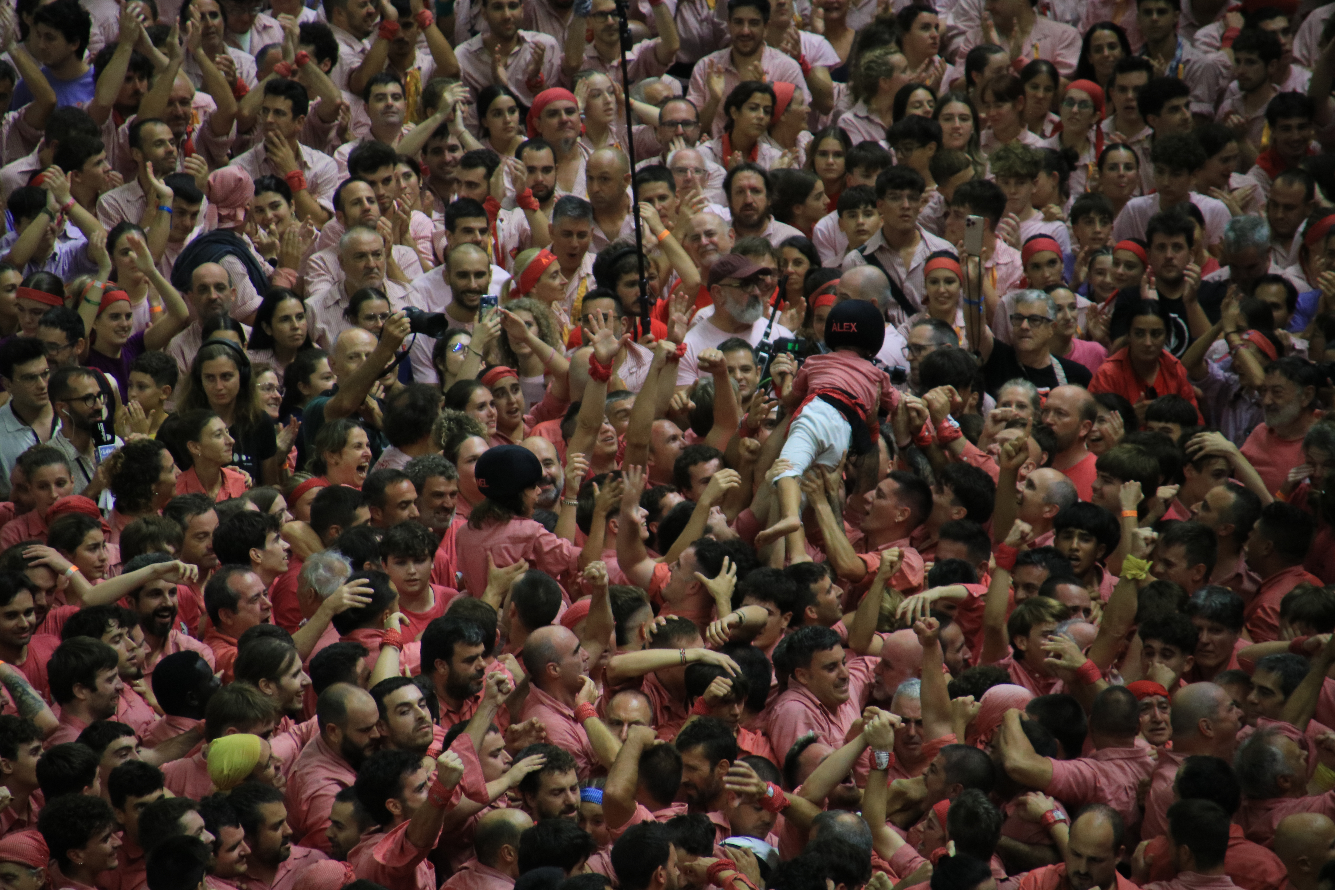 Celebration of the 3 de 9 sense folre successfully loaded by Colla Vella in the third round of the 30th Tarragona Human Tower Competition.