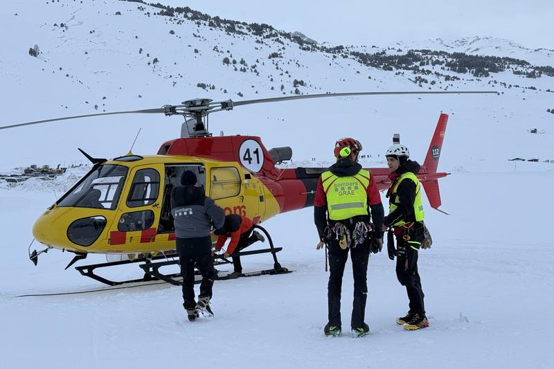 A helicopter, part of the rescue team of a potential second skier missing in Baqueira Beret after an avalanche