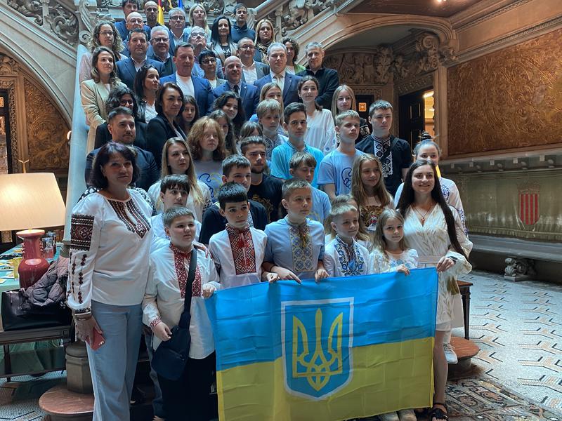 The 25 Ukrainian children with authorities in the Spanish government delegation in Catalonia