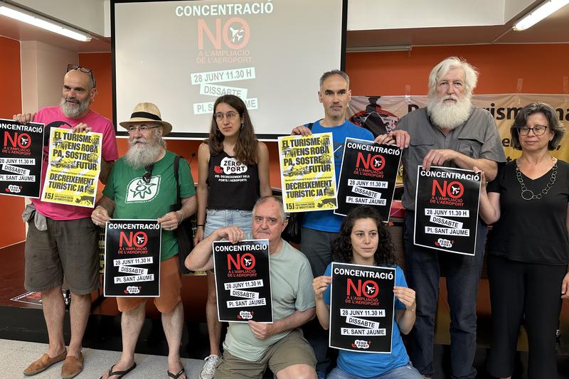 Activists, experts, and residents from the ZEROPORT platform hold a press conference on June 12