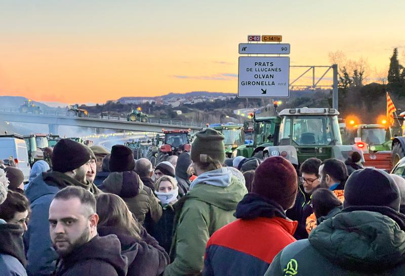 Farmers and tractors at the roadblock on the C-16 in the Berguedà region
