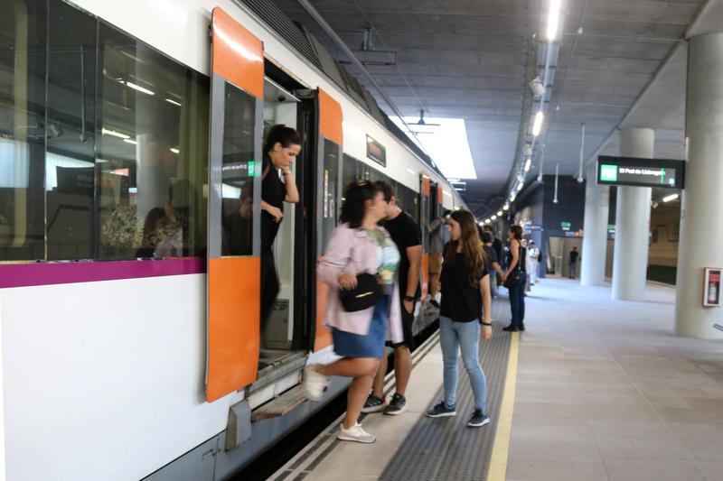 Rodalies passengers at Sant Andreu Comtal getting off the train on October 3, 2023