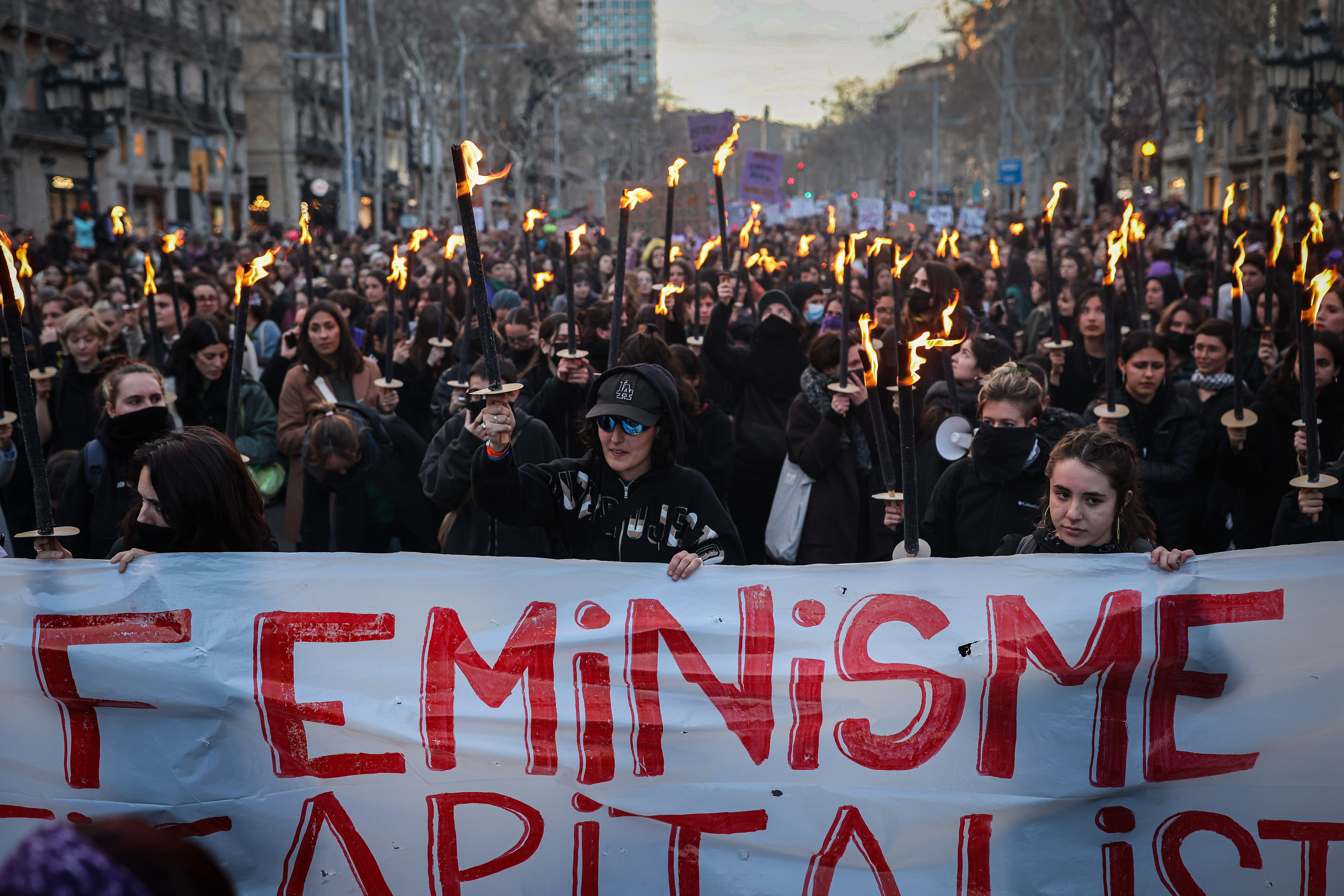 Dones amb antorxes enceses durant la manifestació del 8-M a Barcelona