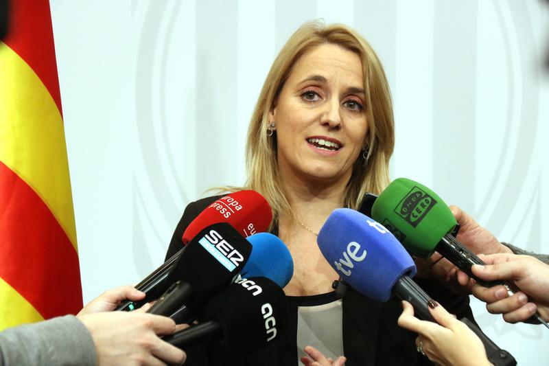 La consellera d'Economia, Natàlia Mas Guix, atenent els mitjans de comunicació.