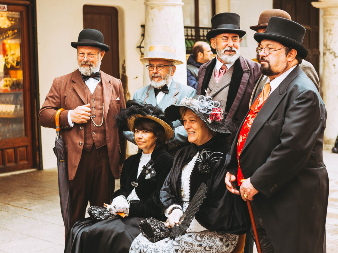 People dressing up for the Penedés Modernist Fair