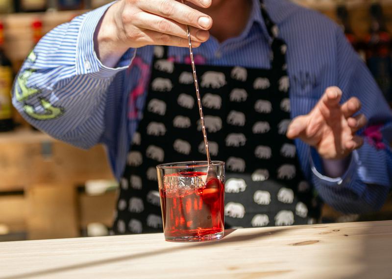 A cocktail maker shows off his latest creation at the 2025 Barcelona Cocktail Fest
