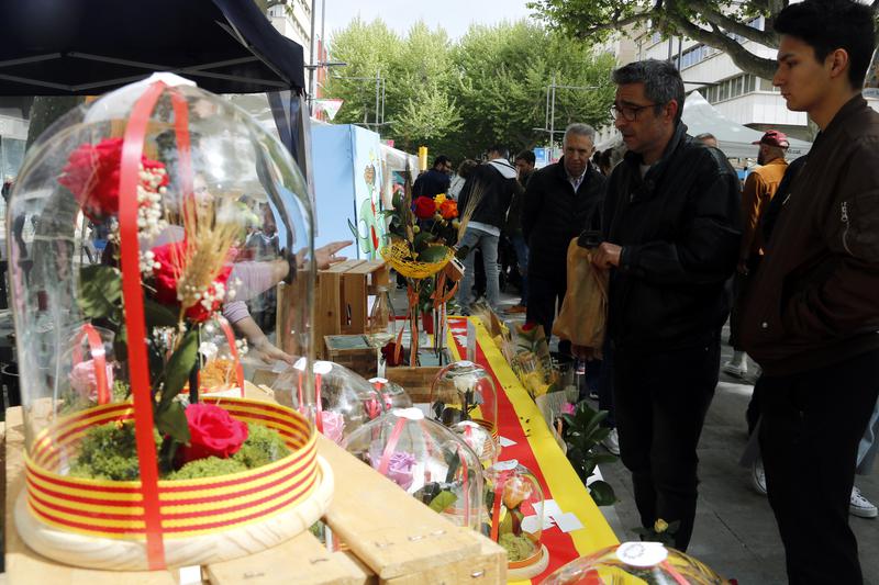 A stall selling roses on Rambla de Ferran in Lleida, Sant Jordi 2022