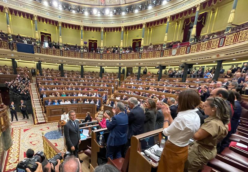 Alberto Núñez Feijóo in the Spanish congress while the People's Party representatives all applaud his candidate for Prime Minister on September 27, 2023