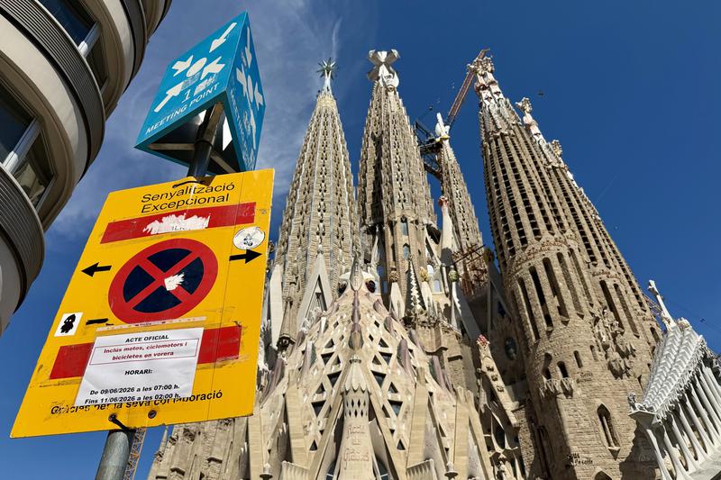 Parking prohibition sign on Provença Street due to the visit of Pope Leo XIV