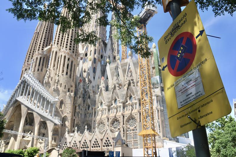 Tanques, muntatge d'escenaris i cartells de prohibició d'aparcament: Barcelona es prepara per a l'arribada del Papa