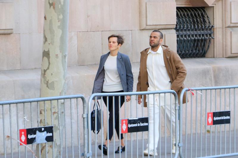 Dani Alves and his lawyer Inés Guardiola at the Barcelona court where he must attend every week