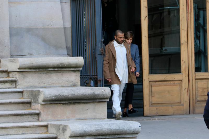 Dani Alves leaves the court with his lawyer, Inés Guardiola