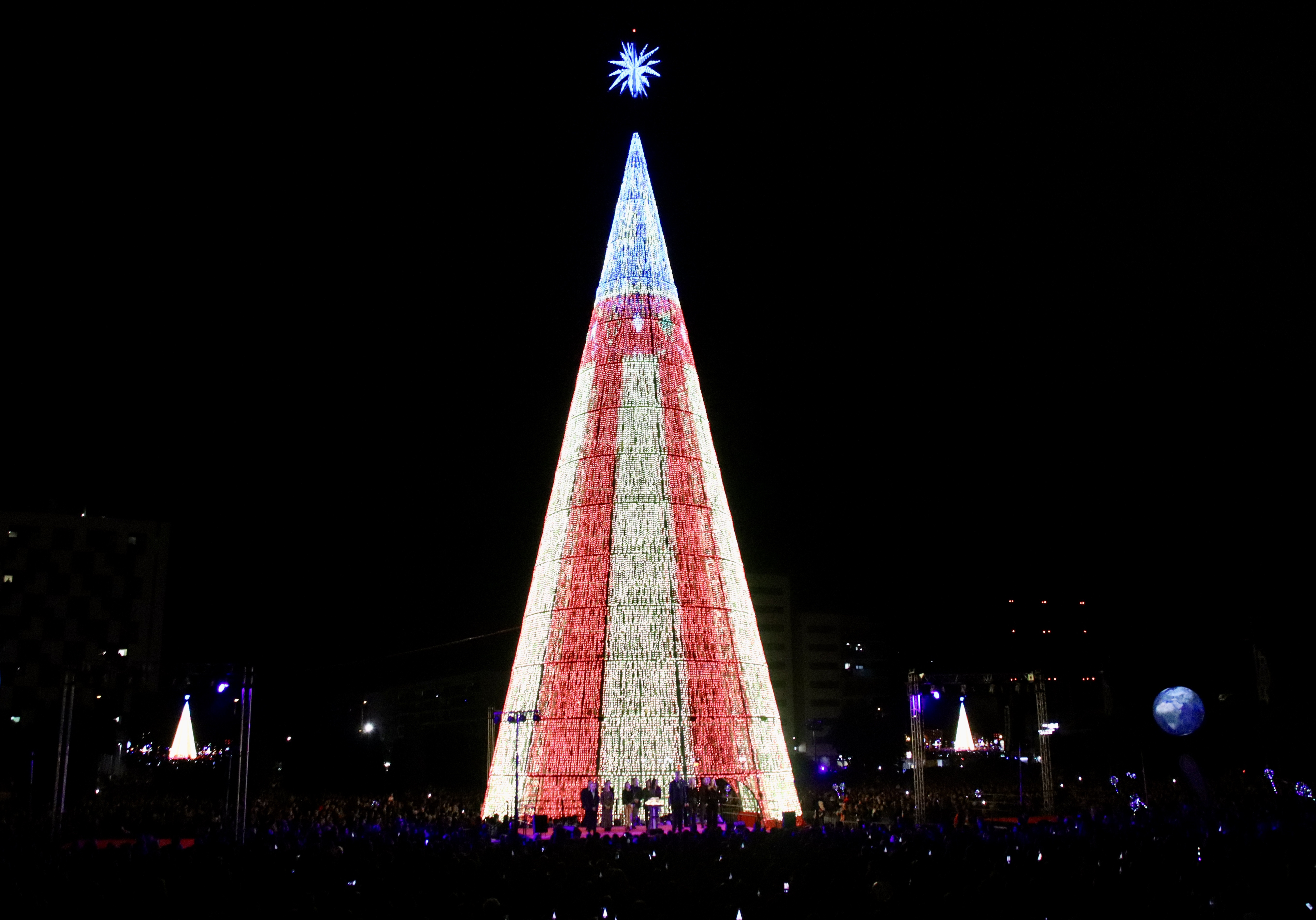 L'arbre monumental de Badalona il·luminat amb la bandera del País Valencià