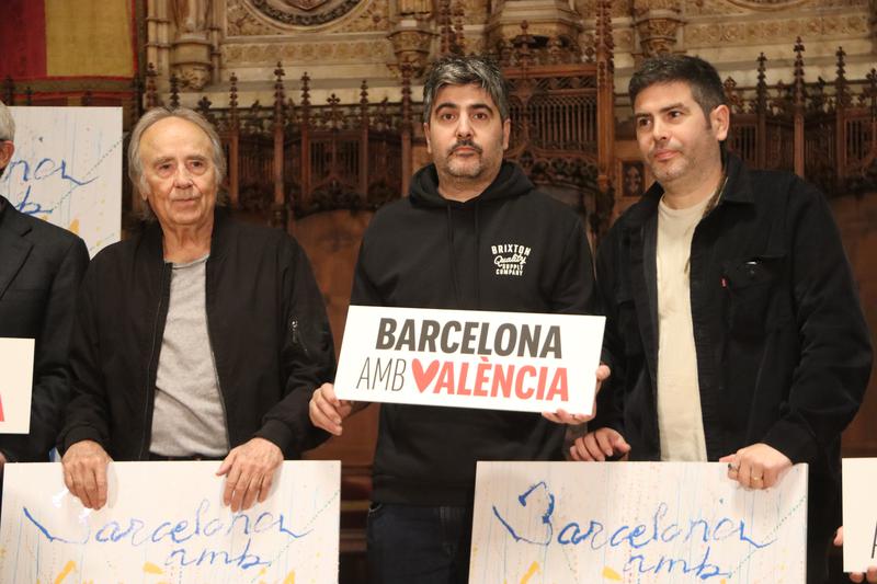 Joan Manuel Serrat and Estopa during the presentation of the concert.