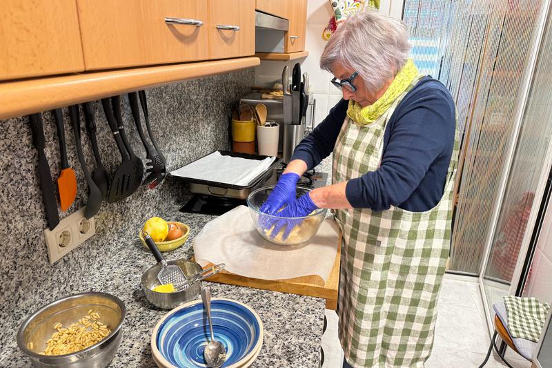 Fer panellets a casa, una tradició a meitat de preu que anar a la pastisseria: "Fa molts anys que me'ls faig jo"