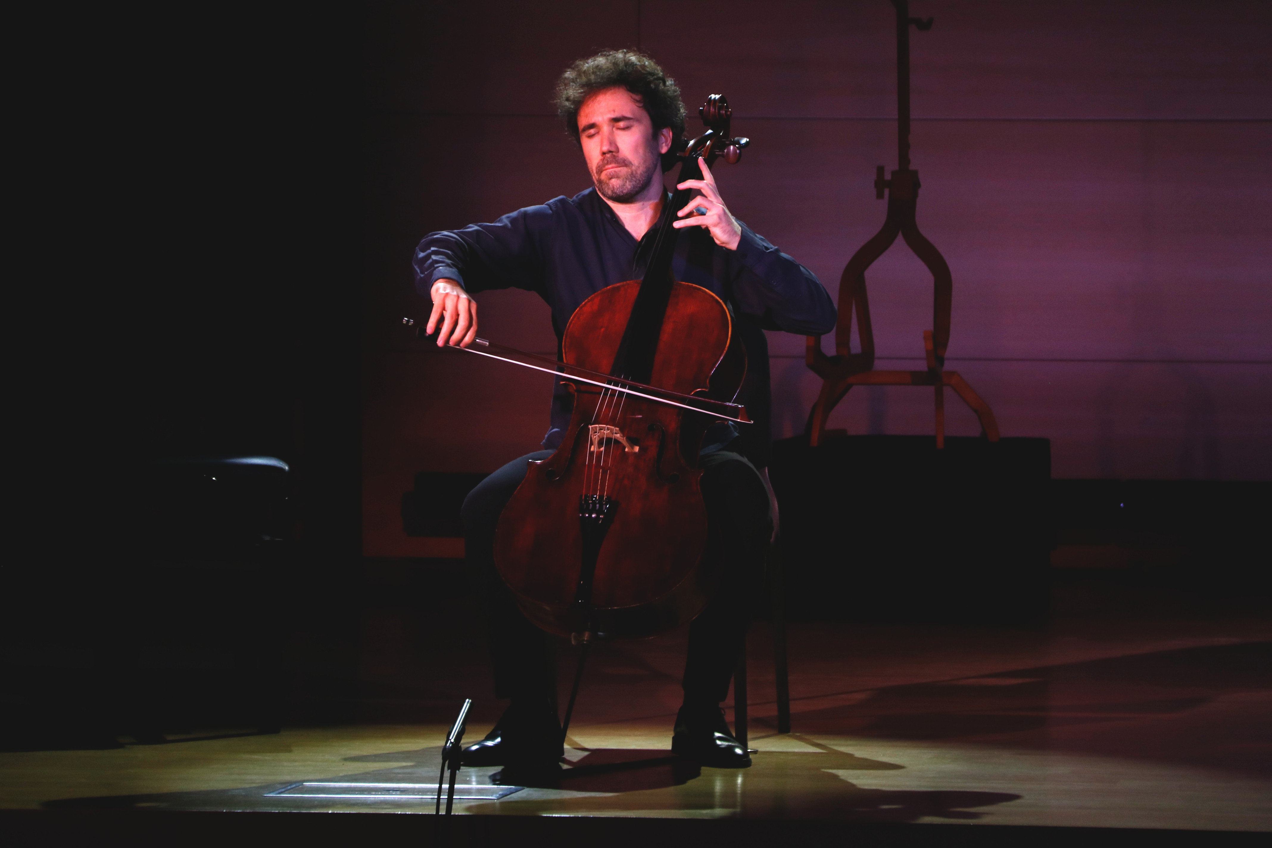 Óscar Alabau, principal cellist of the Gran Teatre del Liceu Orchestra, plays the Pau Casals cello