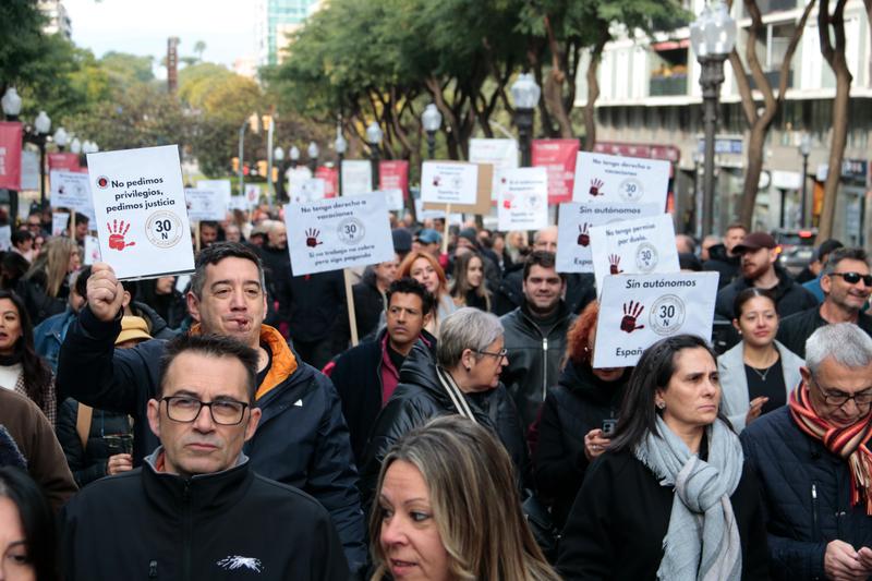 Hundreds of self-employed workers take to the streets in Tarragona to demand a 'fair' taxing system and other improvements for the group