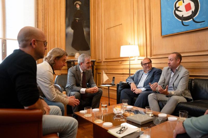 Officials from UE Sant Andreu and CE Europa meet with Barcelona mayor Jaume Collboni and councilor for sports, David Escudé
