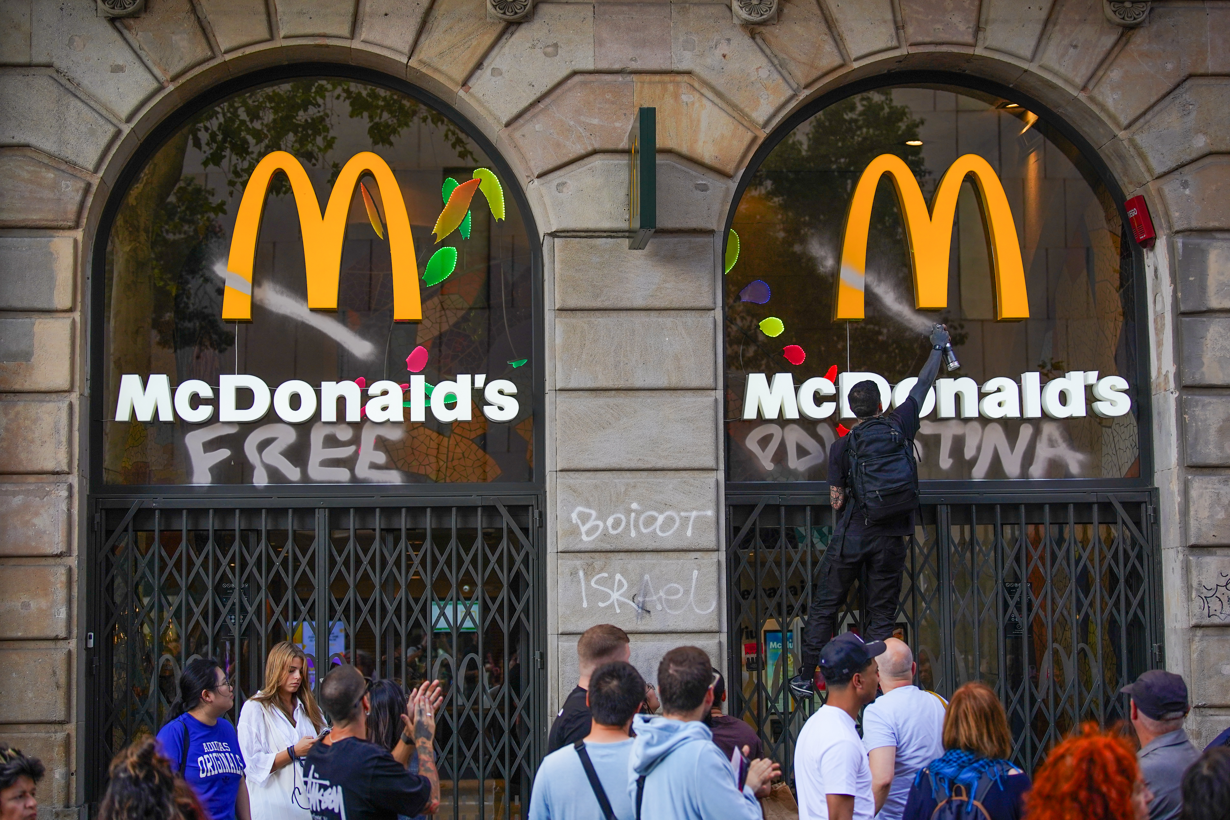 Pintades de 'Free Palestina' en un local de McDonald's a la ronda Sant Pere