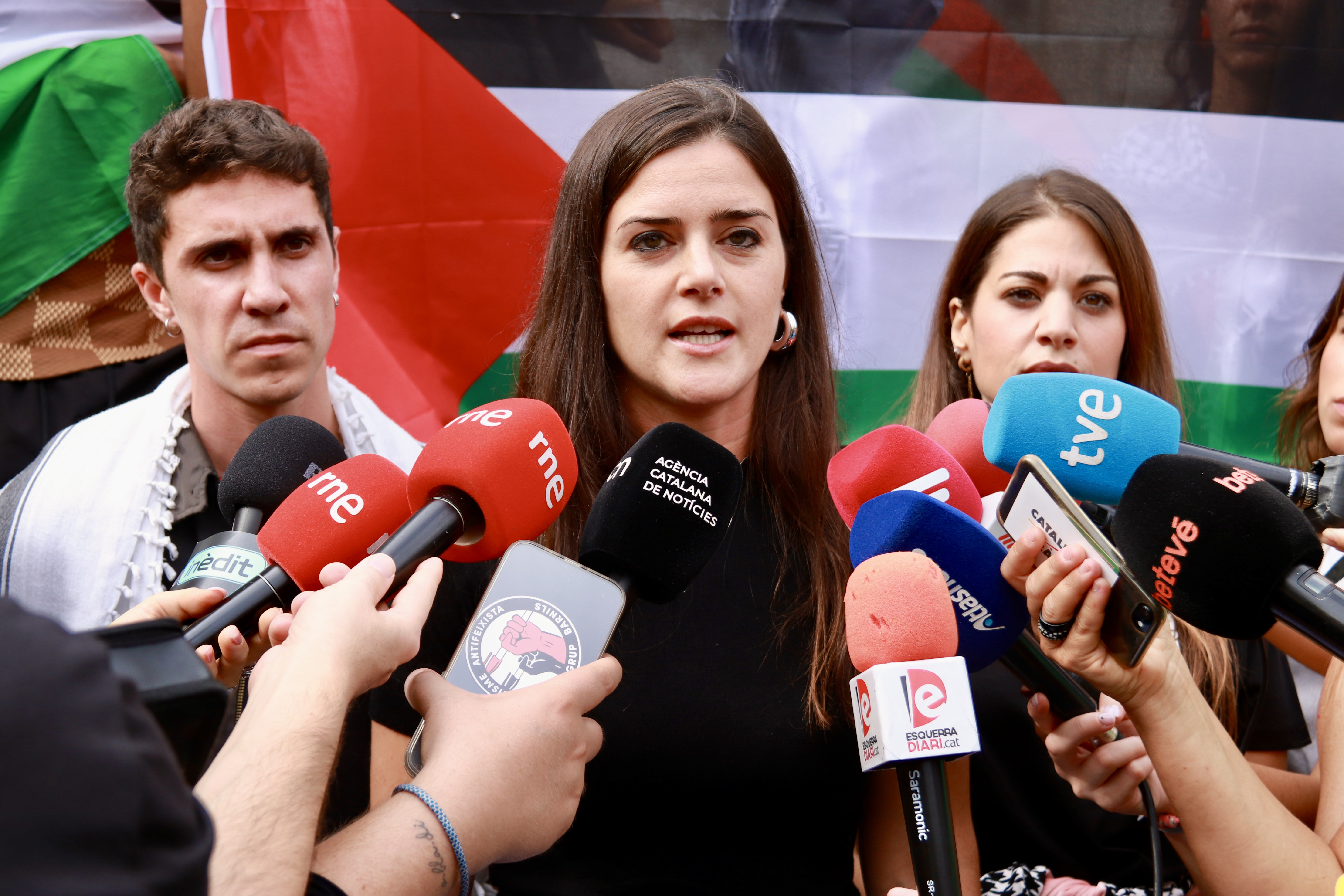Natàlia Abu, Alys Samson i Pablo Castilla, portaveus de la manifestació pro Palestina, atenen la premsa abans de l’inici de la marxa.