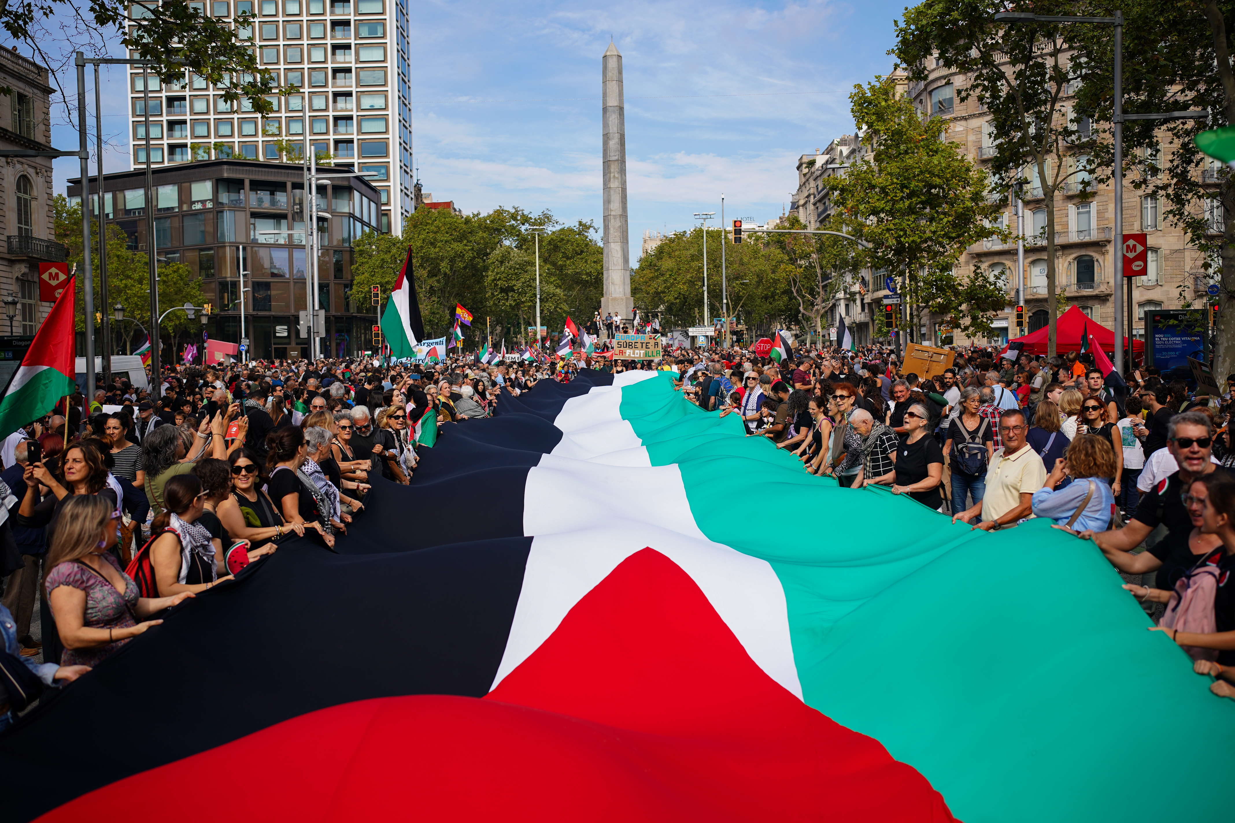 Bandera palestina gegant a Passeig de Gràcia amb Diagonal, punt d'inici de la manifestació d'aquest dissabte a Barcelona