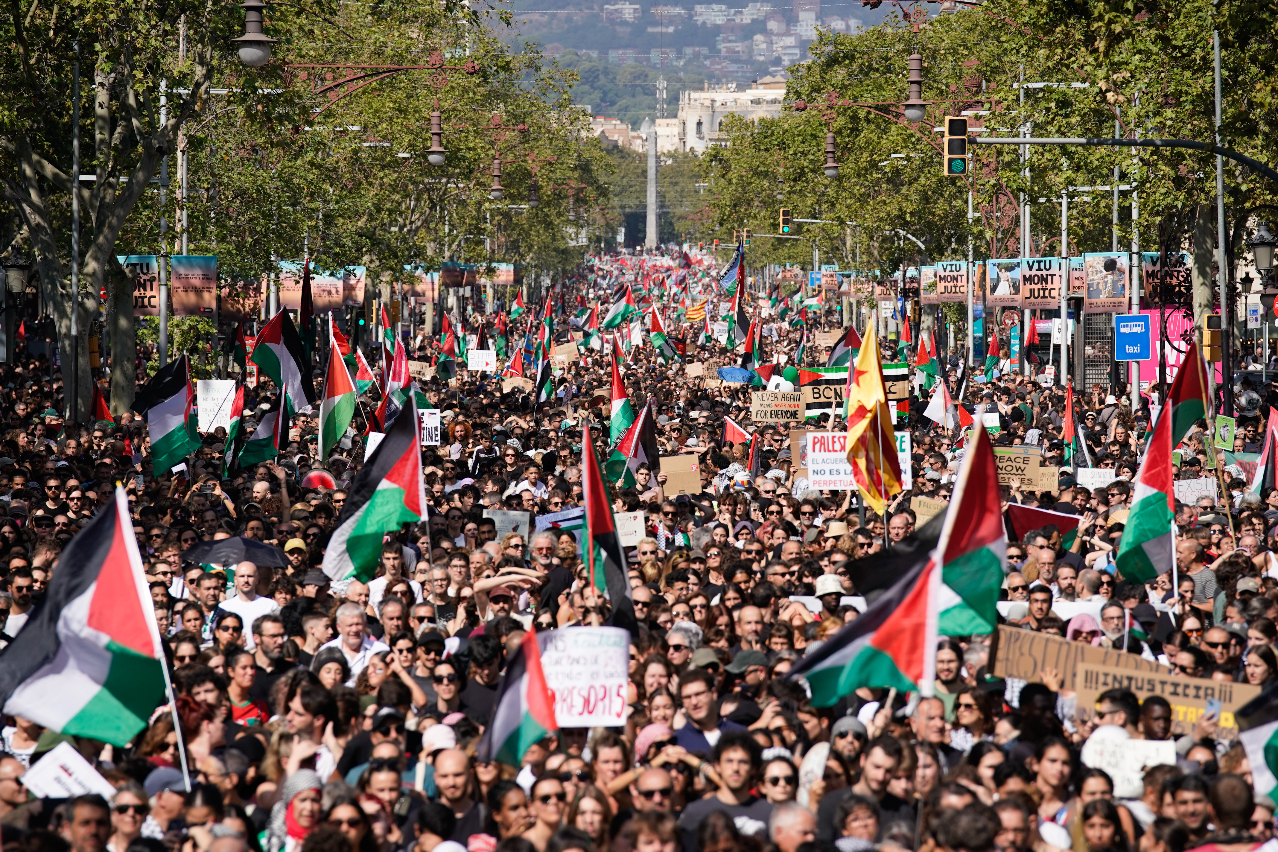 La manifestació en suport a Gaza i la Flotilla, al passeig de Gràcia de Barcelona