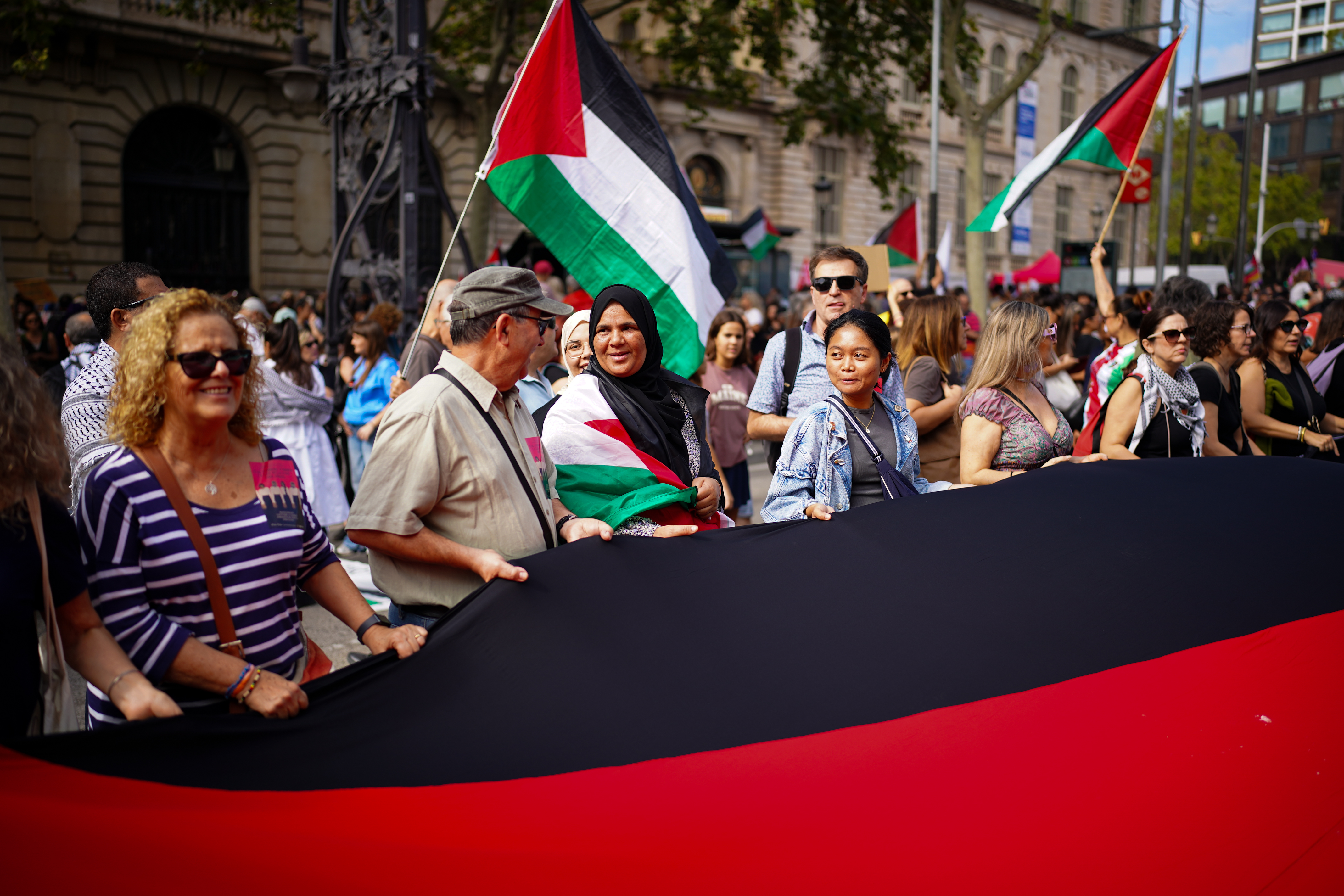 Un grup de manifestants a la mobilització al Passeig de Gràcia de Barcelona convocada per col·lectius pro palestins