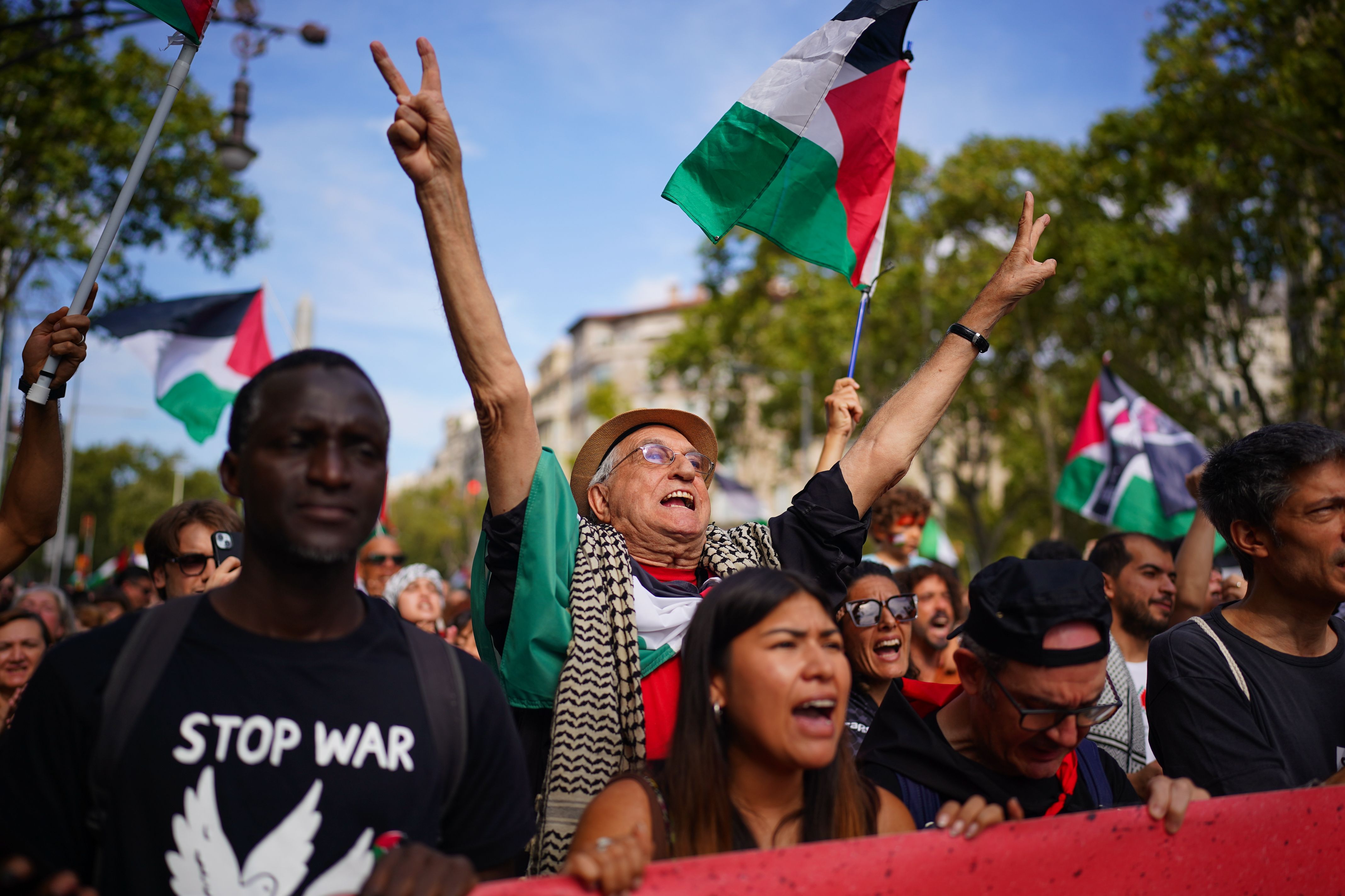 Un grup de manifestants a la mobilització al Passeig de Gràcia de Barcelona convocada per col·lectius pro palestins