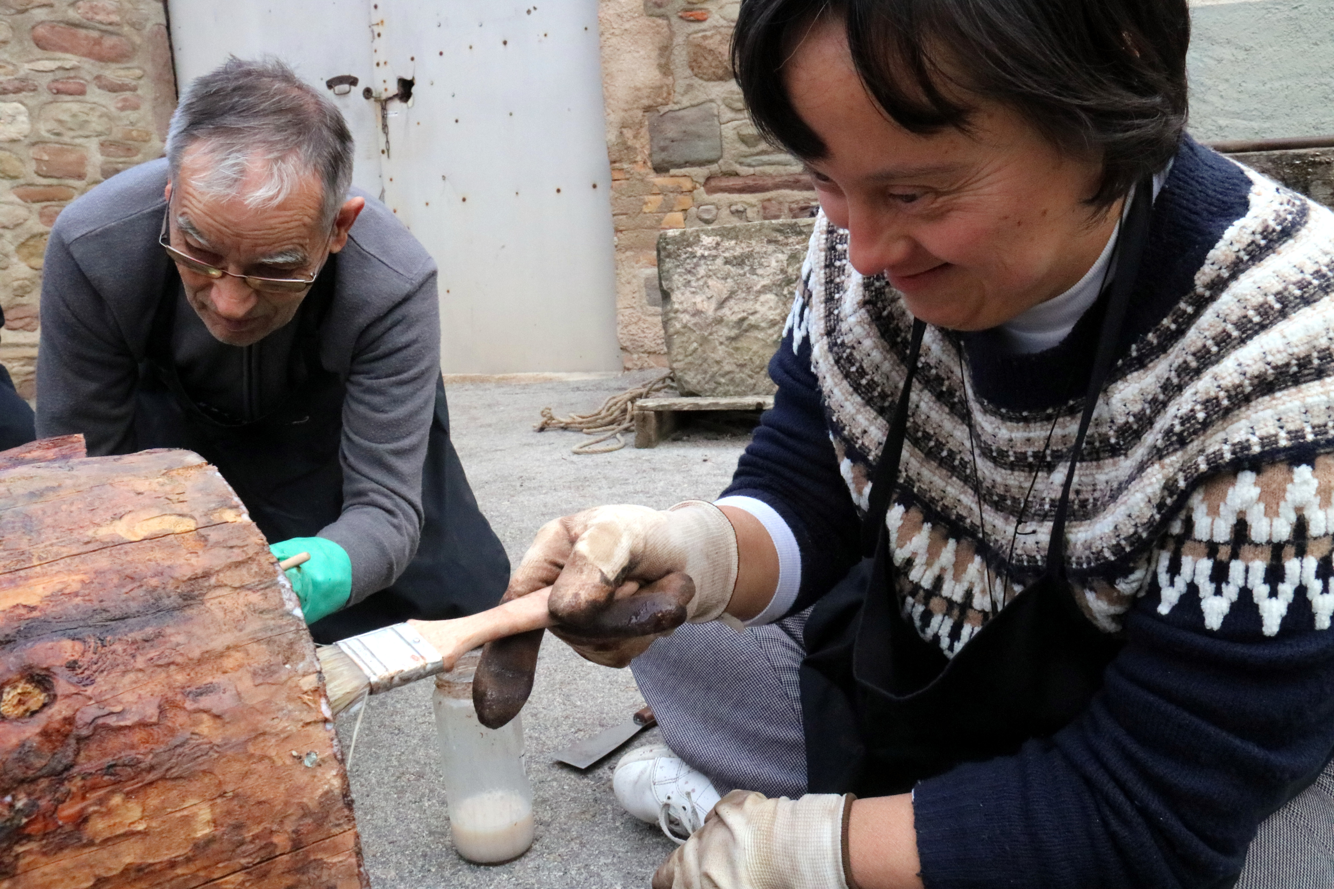 Usuaris d'Ampans restauren els troncs cremats a Les Brucardes per convertir-los en tions de Nadal