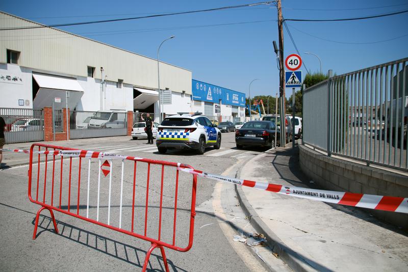 Law enforcement agents of the Valls local police at the Carrer dels Manyans, where a boy was found dead inside a locked car on July 1, 2025