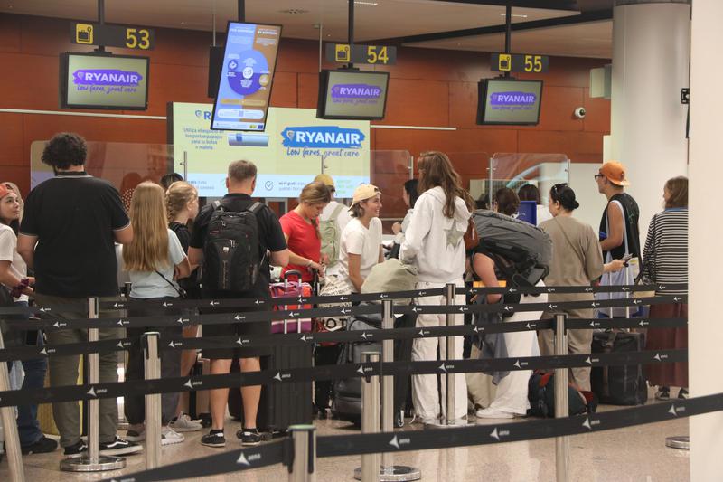 Queue at Ryanair check-in at Barcelona airport