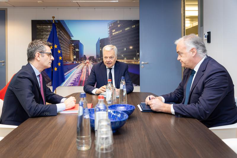 Didier Reynders, European Commissioner for Justice, with Spanish Presidency and Justice Minister, Félix Bolaños, and deputy secretary for the PP's institutional action, Esteban González Pons