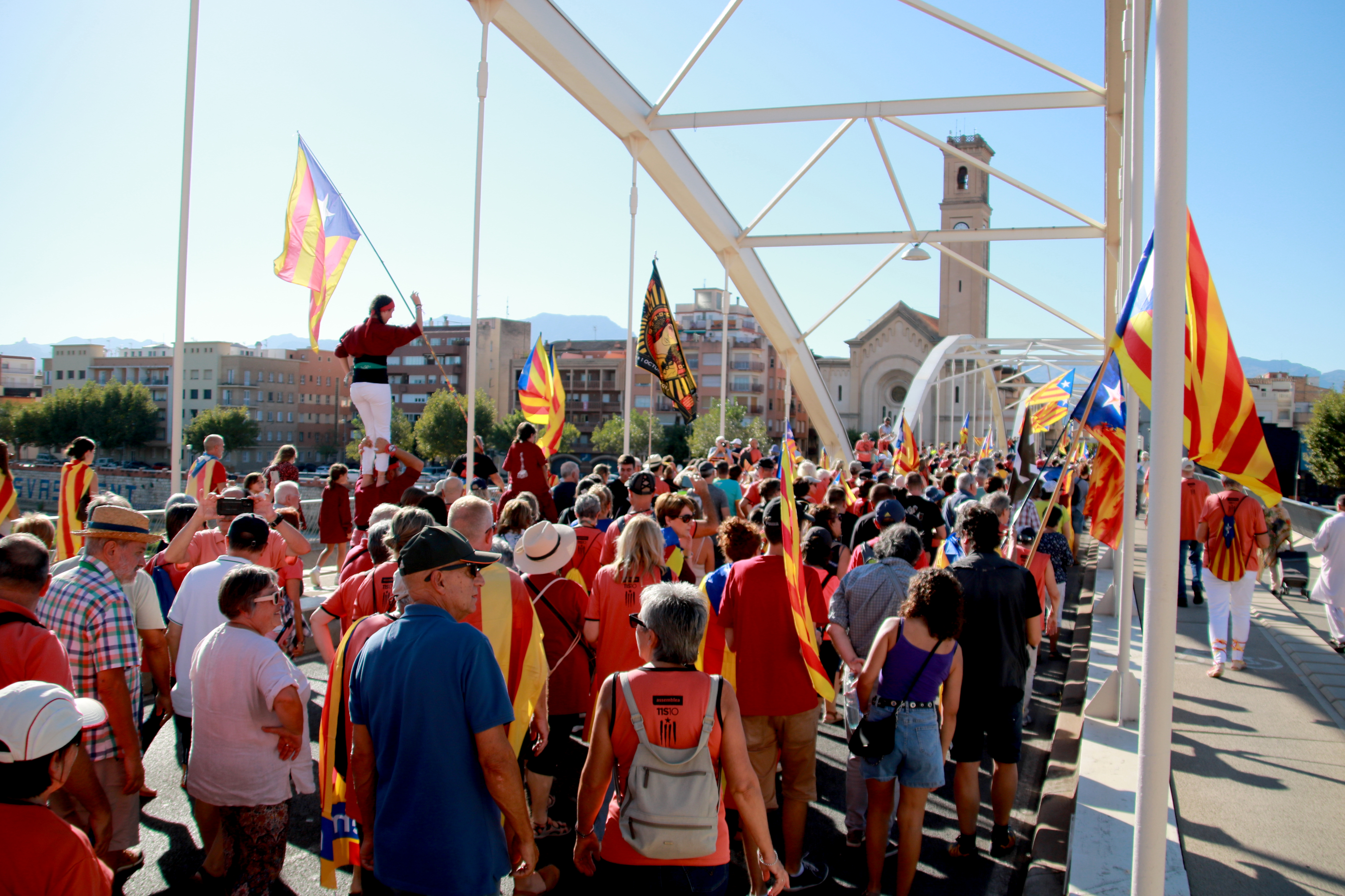 The pro-independence demonstration crosses the Ebre river in Tortosa, on September 11, 2025