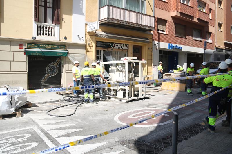 Workers outside some of the buildings affected by the L9 Putxet sinkhole