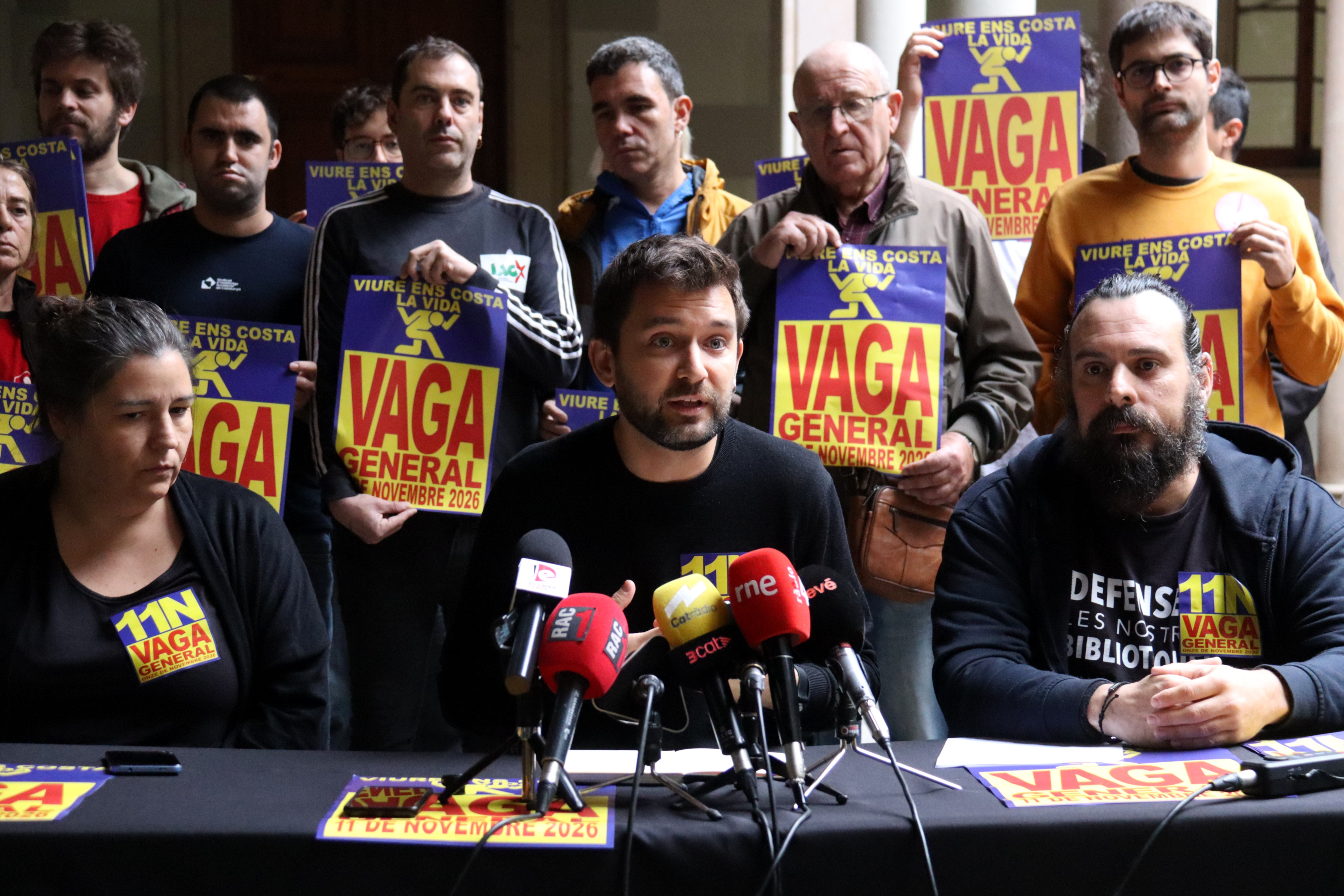 Rubén Páez, spokesperson for the Viure Ens Costa la Vida platform; Enric Aragonès, spokesperson for the Tenants' Union; and Montse Sánchez, spokesperson for the Catalan Trade Union Roundtable, during a press conference