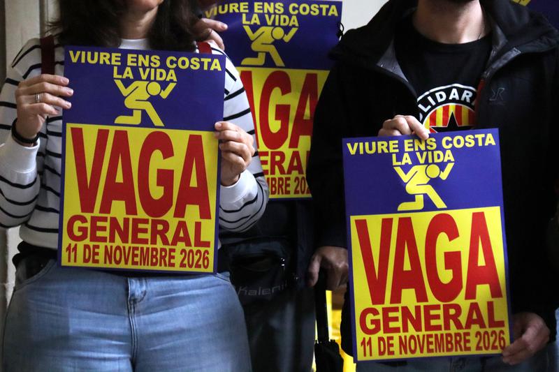 Posters for the general strike called for November 11